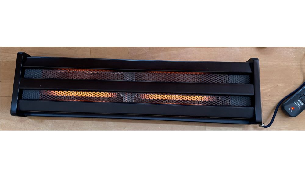 リビングテーブル下に置いたメトロ木枠フットヒーター